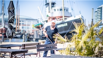 Vinelis-Havenlounge-Inhaber Eliseo Di Paola bereitet alles für die große Eröffnungsfeier seines Freiluftlokals am neuen Standort vor. Auch andere Biergärten freuen sich auf die Saison und hoffen auf viele Gäste.