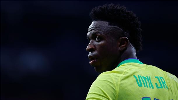 Vinicius entschuldigt sich nach Brasiliens frühem Copa-Aus Vinicius Júnior entschuldigt sich nach dem frühen Copa-Aus: „Ich habe daran versagt, mir zwei vermeidbare Gelbe Karten abzuholen.“