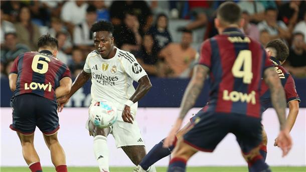 Nur einer startete besser: Alonsos Siegesserie mit Real Vinicius Junior (m) sorgte für die Führung gegen Levante