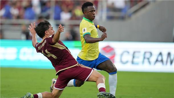 Niederlage für den Weltmeister: Messi sauer auf Referee Vinicius Júnior vergab einen Elfmeter.