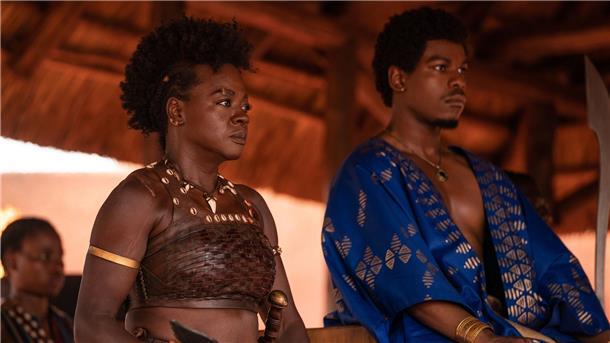 Viola Davis (l) als Nanisca und John Boyega als King Ghezo in einer Szene des Films „The Woman King“.