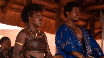 Viola Davis (l) als Nanisca und John Boyega als King Ghezo in einer Szene des Films „The Woman King“.
