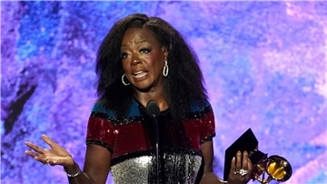 Viola Davis nimmt ihren Grammy entgegen.