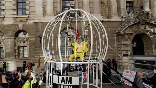 Trauer um Vivienne Westwood: „Königin des Punk“ ist tot Vivienne Westwood protestiert in einem riesigen Vogelkäfig gegen die Auslieferung des WikiLeaks-Gründers Julian Assange an die USA.