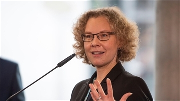 Vize-Fraktionschefin Julia Verlinden (Bündnis 90/Die Grünen) bei einer Pressekonferenz. Die Grünen wollen nach dem Kompromiss im Verbrenner-Streit in der Steuerpolitik andere Schwerpunkte setzen als FDP-Bundesfinanzminister Lindner.