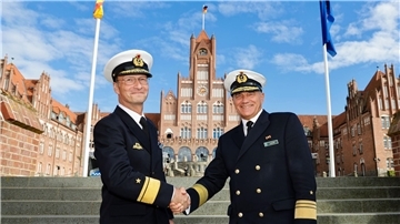 Vizeadmiral Frank Martin Lenski (rechts) und Konteradmiral Axel Deertz. Die Flotte hat einen neuen Befehlshaber.