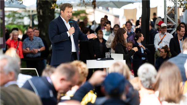 Vor dem „Herbst der Reformen“ knirscht es in der Koalition Vizekanzler Klingbeil will ein sozial ausgewogenes Vorgehen.