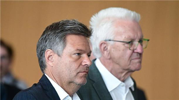 Kretschmann fordert mehr Macht für Habeck Vizekanzler Robert Habeck (l.) und Winfried Kretschmann.