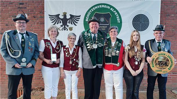 Vizekönig Franz Einhaus (Vierter von links) und Vizekönigin Sonja Ehlers (Dritte von links) freuen sich gemeinsam mit den weiteren Preisträgern über ihre neuen Titel.