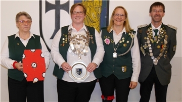 Vizekönigin des Schützenvereins Wilstedt Sabine Domke (Zweite von links) mit ihren Begleiterinnen Cornelia Thoms und Anne Marie Schade-Rocher sowie Grandmonarch Tobias Otterstedt.