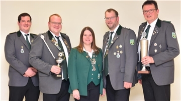 Vizepräsident Carsten Heins, Jens Meyer (Rüspel), Grandmonarchin Linda Meyer, Grandmonarch Jens Meyer und Jörg Beckmann vom Schützenverein Rüspel-Volkensen.
