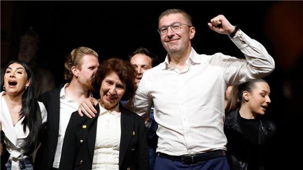 Rechte Opposition in Nordmazedonien feiert Machtwechsel VMRO-Chef Hristijan Mickoski (r) darf nun darauf hoffen, nächster Regierungschef Nordmazedoniens zu werden.