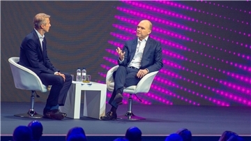 Vodafone-Chef Nick Read (r.) auf dem Mobile World Congress 2019 in Barcelona.