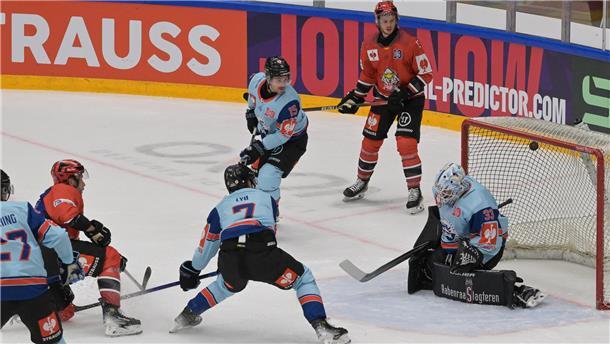 Pinguins gelingt der zweite Streich in Europas Eishockey-Königsklasse Völlig frei erzielt Jan Urbas (links in rot) in typischer Manier nach nur acht Sekunden in Überzahl das frühe 2:0 für die Fischtown Pinguins beim Gastspiel in der Champions Hockey League beim dänischen Meister SønderjyskE Vojens.