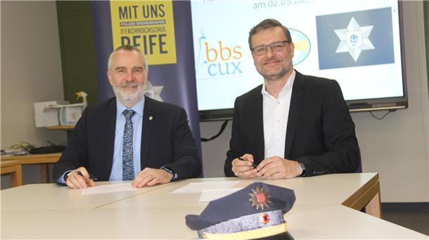 Volker Ortgies (links), Polizeichef in Bremerhaven, und BBS-Leiter Carsten Hoppe unterzeichneten den Kooperationsvertrag.