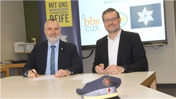 Volker Ortgies (links), Polizeichef in Bremerhaven, und BBS-Leiter Carsten Hoppe unterzeichneten den Kooperationsvertrag.