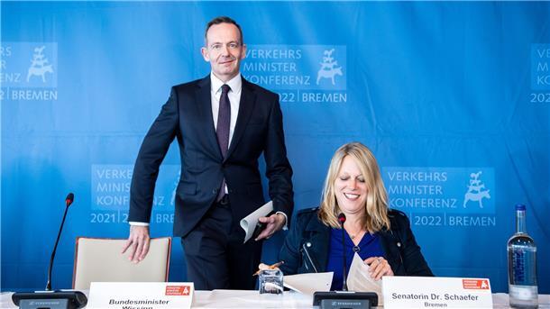 Volker Wissing (FDP), Bundesverkehrsminister, und Maike Schaefer (Grüne), Vorsitzende der Verkehrsministerkonferenz und Senatorin in Bremen, freuen sich über die grundsätzliche Einigung der technischen Ausgestaltung eines 49-Euro-Tickets.