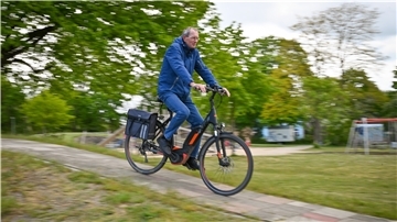 Volkmar Karsten flitzt manchmal noch heute die olle Rollerbahn vor der Fritz-Reuter-Schule rauf und runter. Hier war der Lebensmittelpunkt seiner Kindheit.