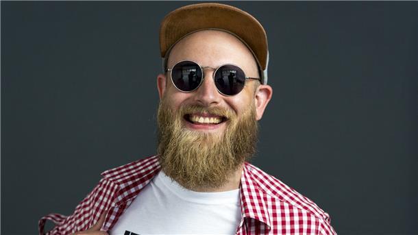 Volks-DJ Felix Harrer steht für eine mitreißende Fusion von Volksmusik und elektronischer Tanzmusik