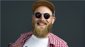 Volks-DJ Felix Harrer steht für eine mitreißende Fusion von Volksmusik und elektronischer Tanzmusik