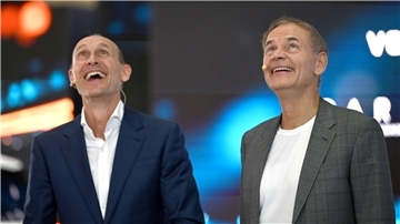 Volkswagen-Chef Oliver Blume (r) und Volkswagen-Vorstandmitglied für China, Ralf Brandstätter, in Shanghai. Der Konzern investiert trotz Schwierigkeiten viel Geld in die neue Technologie. 