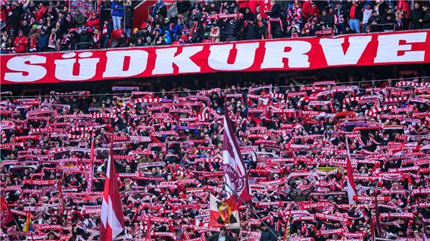 1. und 2. Bundesliga: Zuschauerrekord in der Hinrunde Voll besetzte Münchner Südkurve.