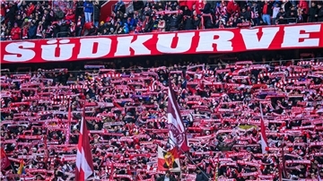 Voll besetzte Münchner Südkurve.