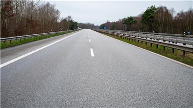 Voll gesperrt: Die A27 zwischen Uthlede und Hagen wurde etwa 1,5 Kilometer vor der Abfahrt Hagen unterspült. Die Fahrbahnen könnten absacken.