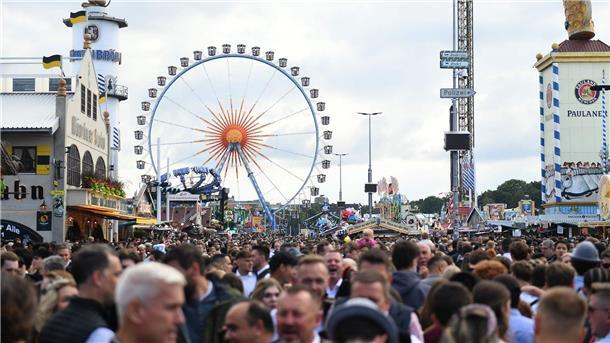 Voll ist es auf der Wiesn oft - zum Tischwechsel ging nun kurzzeitig nichts mehr.