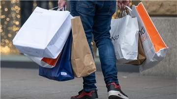 Volle Einkaufstüten in der Frankfurter Innenstadt.