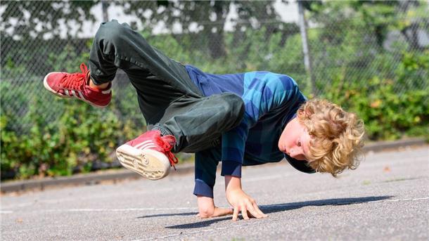 Volle Konzentration: Bei Breakdance geht es um akrobatische Bewegungen wie auf diesem Beispielfoto. Sechs- bis 14-Jährige, die sie erlernen möchten, können das im Juli im Atrium tun.