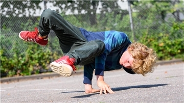 Volle Konzentration: Bei Breakdance geht es um akrobatische Bewegungen wie auf diesem Beispielfoto. Sechs- bis 14-Jährige, die sie erlernen möchten, können das im Juli im Atrium tun.