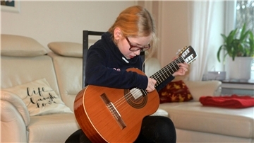 Ein Mädchen mit einer Gitarre.