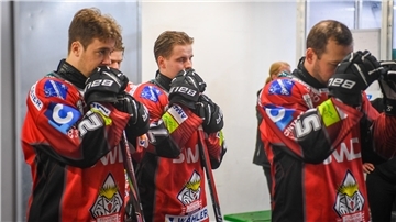 Volle Konzentration: Nach dem Sieg gegen Straubing wollen Fabian Herrmann (v. li.), Justin Büsing und Alex Freisen gegen die Adler Mannheim direkt nachlegen.