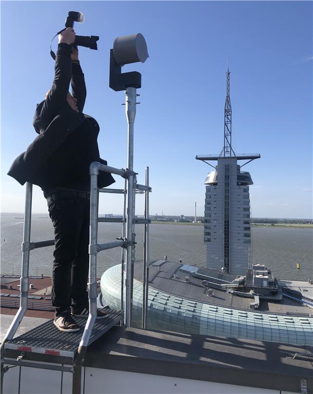 Was für geniale Bilder: Die neue Super-Webcam von Bremerhaven Voller Einsatz in windiger Höhe: NZ-Fotograf Ralf Masorat (1,91 Meter groß) musste sich strecken, um gute Bilder von der Super-Webcam auf dem Dach des Columbus Center zu machen.