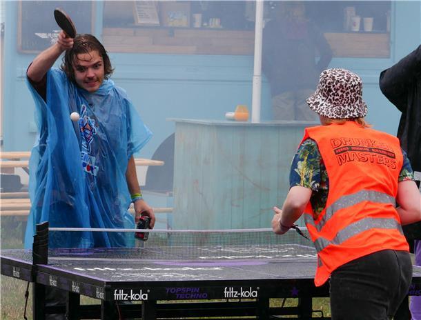 Deichbrand 2023 ertrinkt: REGEN und SCHLAMM ohne Ende (Fotos) Voller Körpereinsatz beim Tischtennis - selbst im Regen.