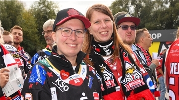 Zwei Frauen in der Fan-Kluft der Fischtown Pinguins lächeln vor dem Spiel der Bremerhavener Eishockeymannschaft gegen denMeister Eisbären Berlin in die Kamera.