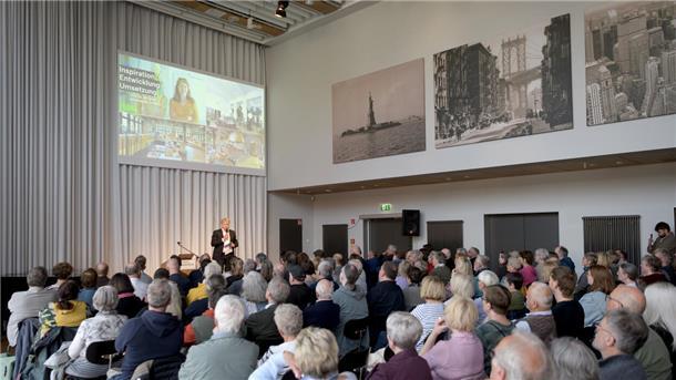 Neubau auf Karstadt-Grundstück: Der Stand nach dem Bürgerdialog Volles Haus: Die Pläne für das Ex-Karstadt-Grundstück bewegen die Bürgerinnen und Bürger.
