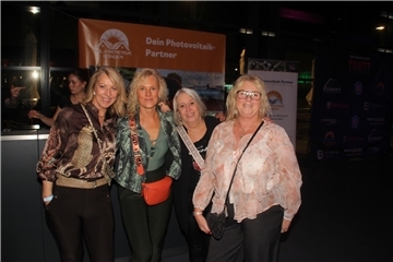 Volles Haus im Fischereihafen: Bremerhaven tanzte bis spät in die Nacht, während die DJs den Feiernden ordentlich einheizten.