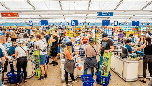 Volles Zelt bei Aldi während des Deichbrand-Festivals. Die XXL-Filiale wird es ab 2024 nicht mehr geben.