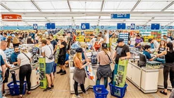 Volles Zelt bei Aldi während des Deichbrand-Festivals. Die XXL-Filiale wird es ab 2024 nicht mehr geben. Nun haben die Festival-Macher ihr Konzept vorgestellt.