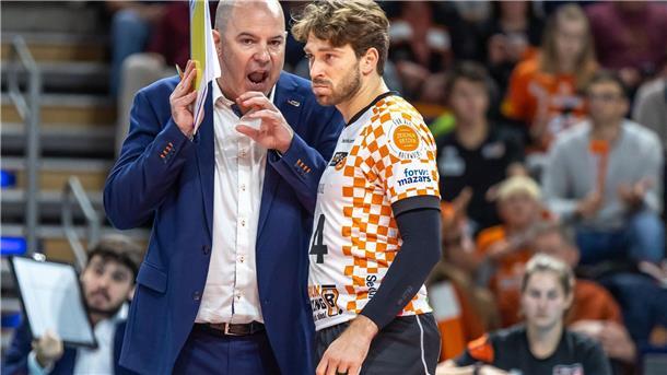 Berlin Volleys scheitern schon wieder an Lüneburg Volleys-Trainer Joel Banks (links) und Libero Kyle Dagostino