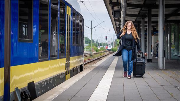 Volontärin Luise Langen steht mit gepackten Koffern am Bahnsteig in Bremerhaven, bereit für den Last-Minute-Urlaub.