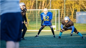 Volontärin Stefanie Jürgensen in Gefahr: Als Frau beim American Football der Bremerhavener Mannschaft "Seahawks" im Nordseestadion.