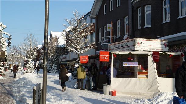 Das Foto zeigt Krams Imbiss in der verschneiten Innenstadt  von Zeven. 