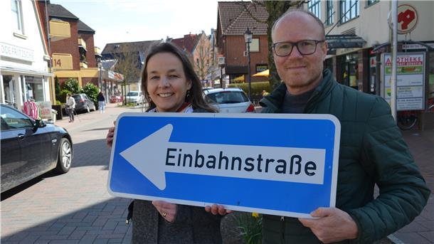 Vom 1. bis 15. Mai 2022 wird die Mattenburger Straße in Bad Bederkesa zur Einbahnstraße. Projektbegleiterin Sophie Schad (links) und Ortsbürgermeister Thomas Kuberski sind gespannt auf die Reaktionen.