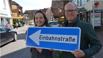 Vom 1. bis 15. Mai 2022 wird die Mattenburger Straße in Bad Bederkesa zur Einbahnstraße. Projektbegleiterin Sophie Schad (links) und Ortsbürgermeister Thomas Kuberski sind gespannt auf die Reaktionen.