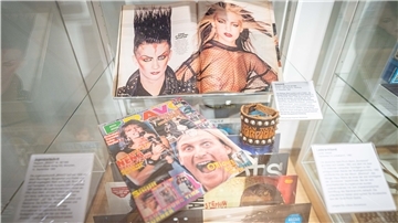 Vom 29. Juni bis 24. November zeigt das Historische Museum Bremerhaven die Sonderausstellung "Die 1980er Jahre: Krisen, Protest und Punk". Im Bild: Exponate wie Walkman, Jugendzeitschriften, Star-Wars-Sammelfiguren.