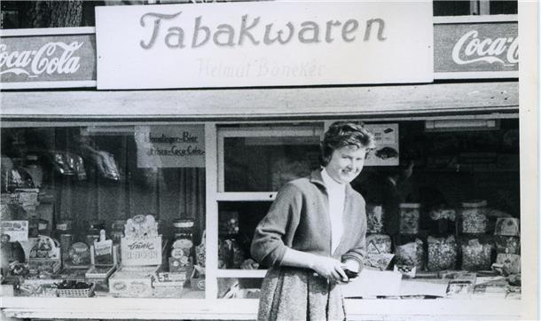 Frau vor Kiosk