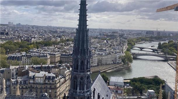 Paris endlich wieder von oben sehen Vom Dach der Kirche Notre-Dame kann man den Fluss Seine sehen.